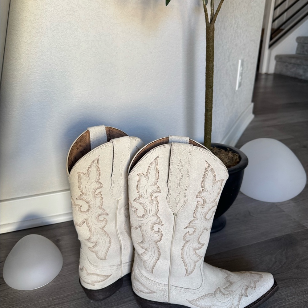 Elegant White Cowboy Boots